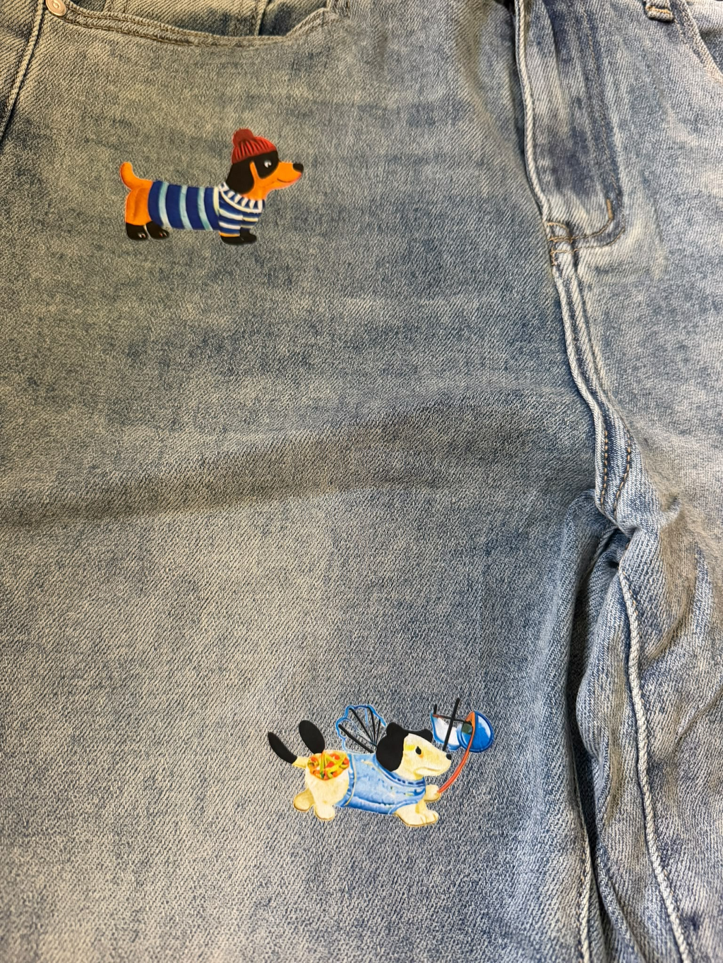 Calças Denim com Estampado de Cães