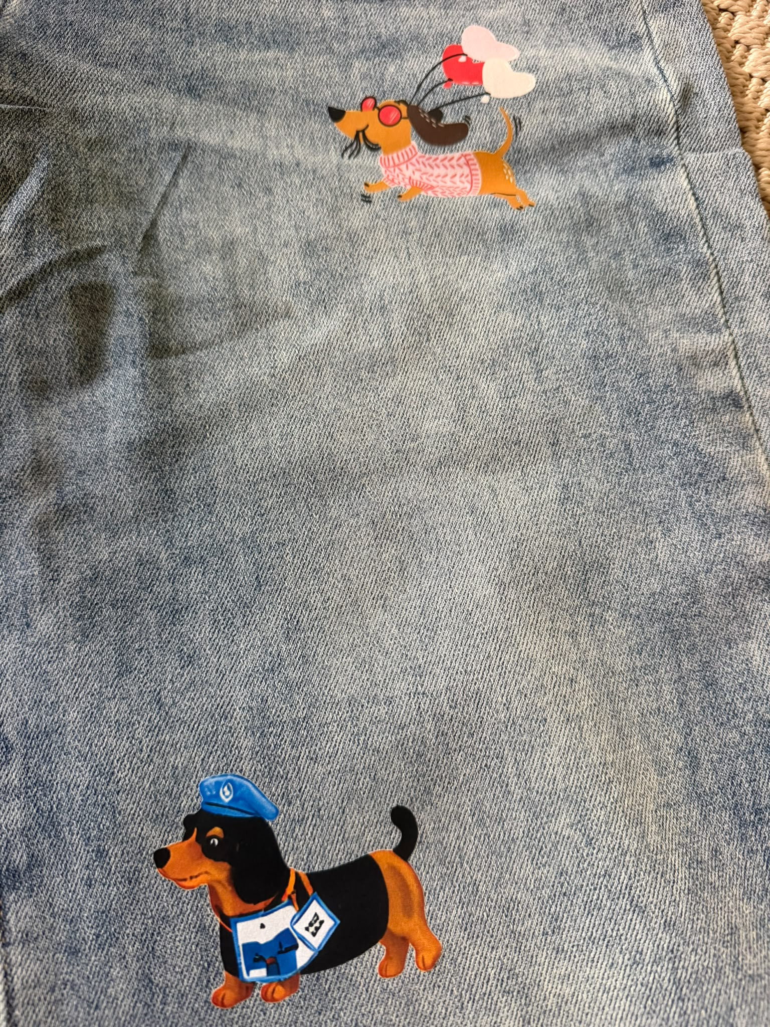 Calças Denim com Estampado de Cães