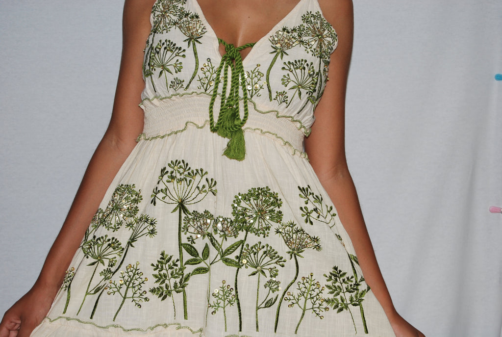 Vestido Curto Boho Bordado com Lantejoulas — detalhes da peça