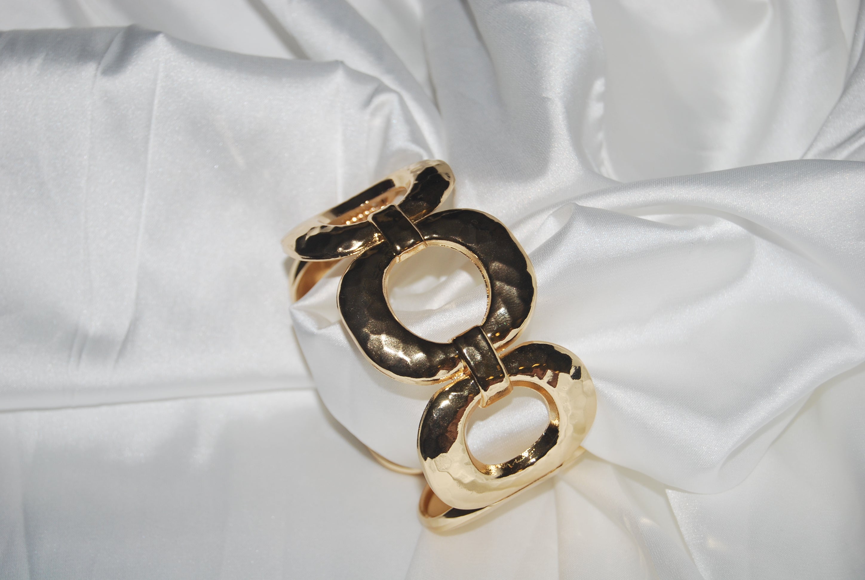 Pulseira dourada de elos ovais vazados