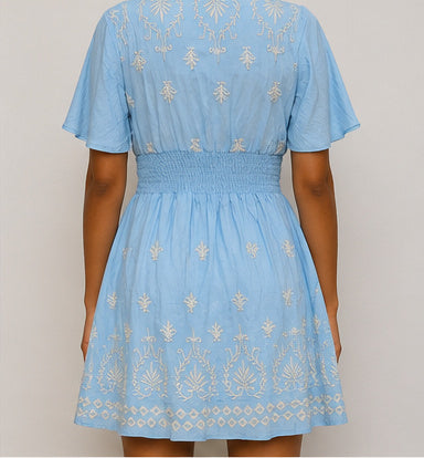 Vestido Azul-Bebé com Bordados Bege — cor e acabamento