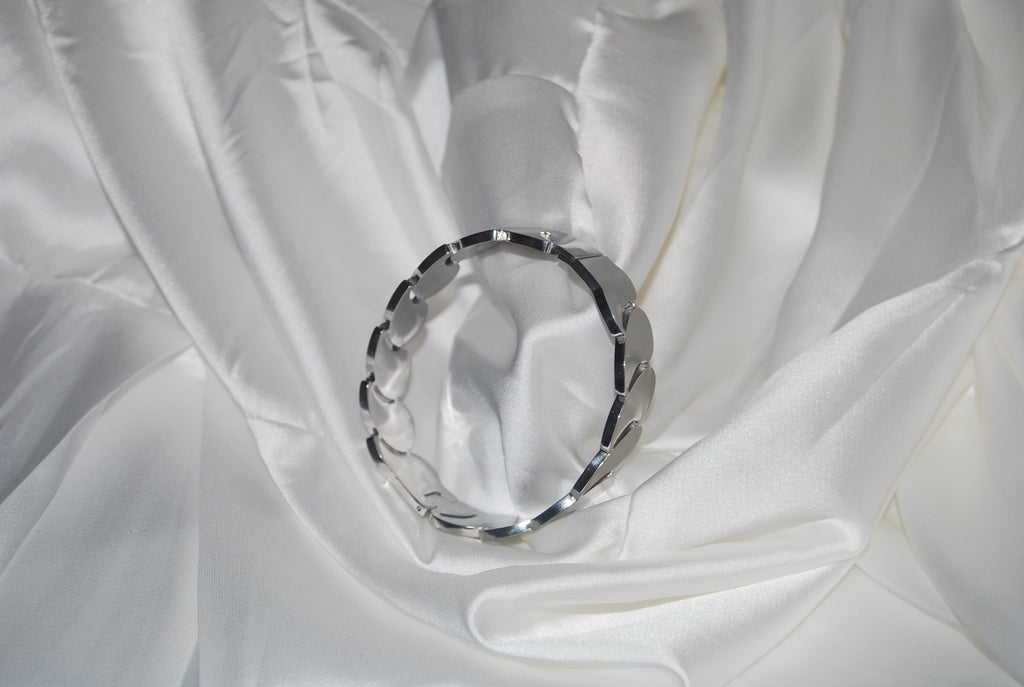Pulseira prateada com elos em forma de folha/escama