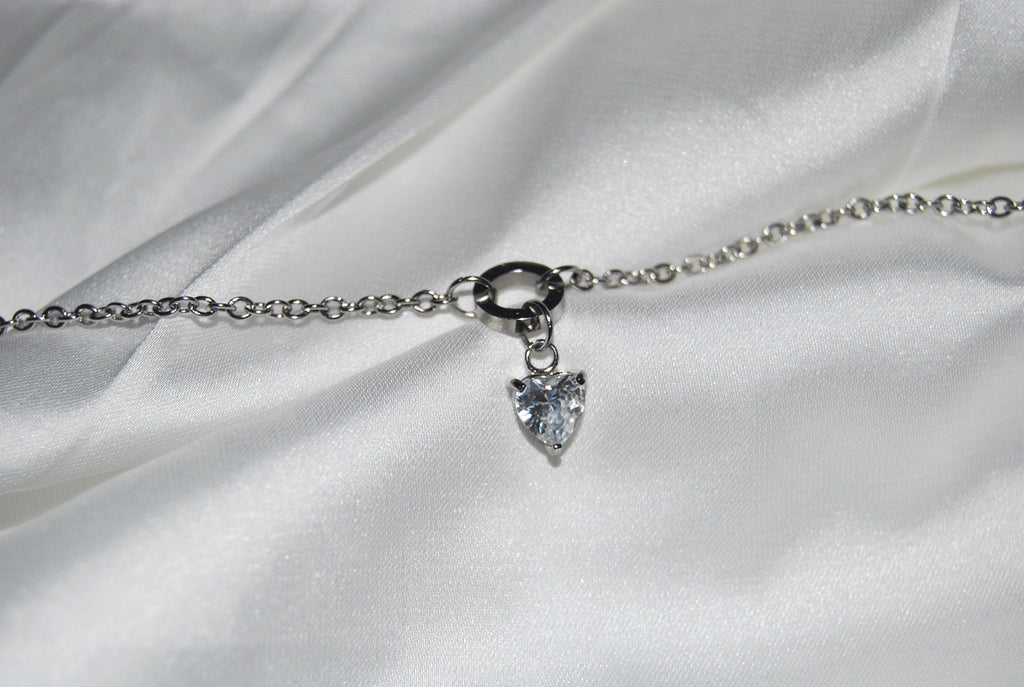 Pulseira com círculo e coração pendente