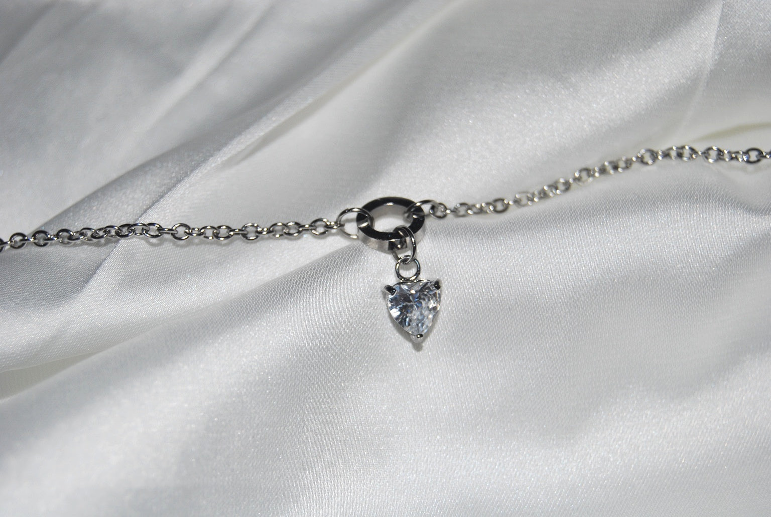 Pulseira com círculo e coração pendente