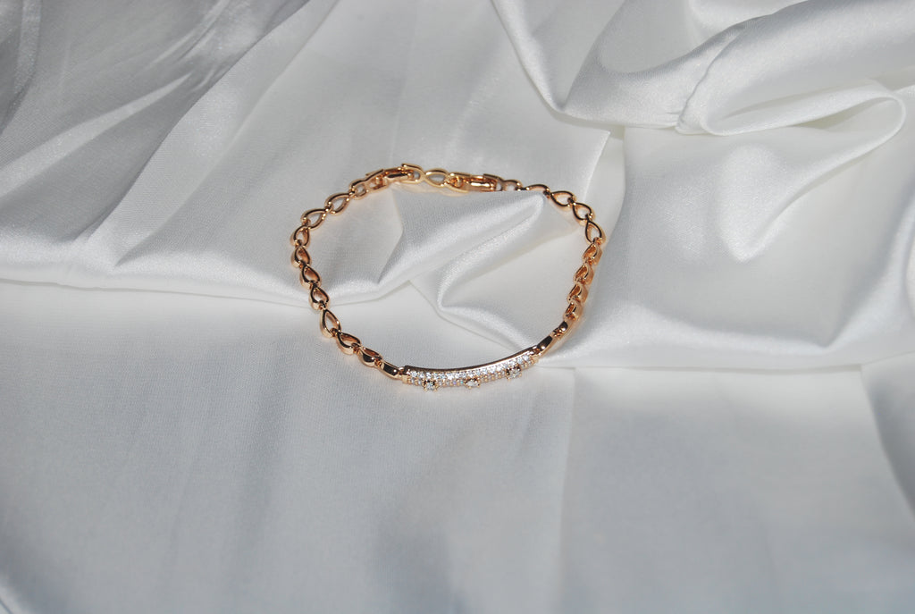 Pulseira dourada com corrente de corações e zircónias