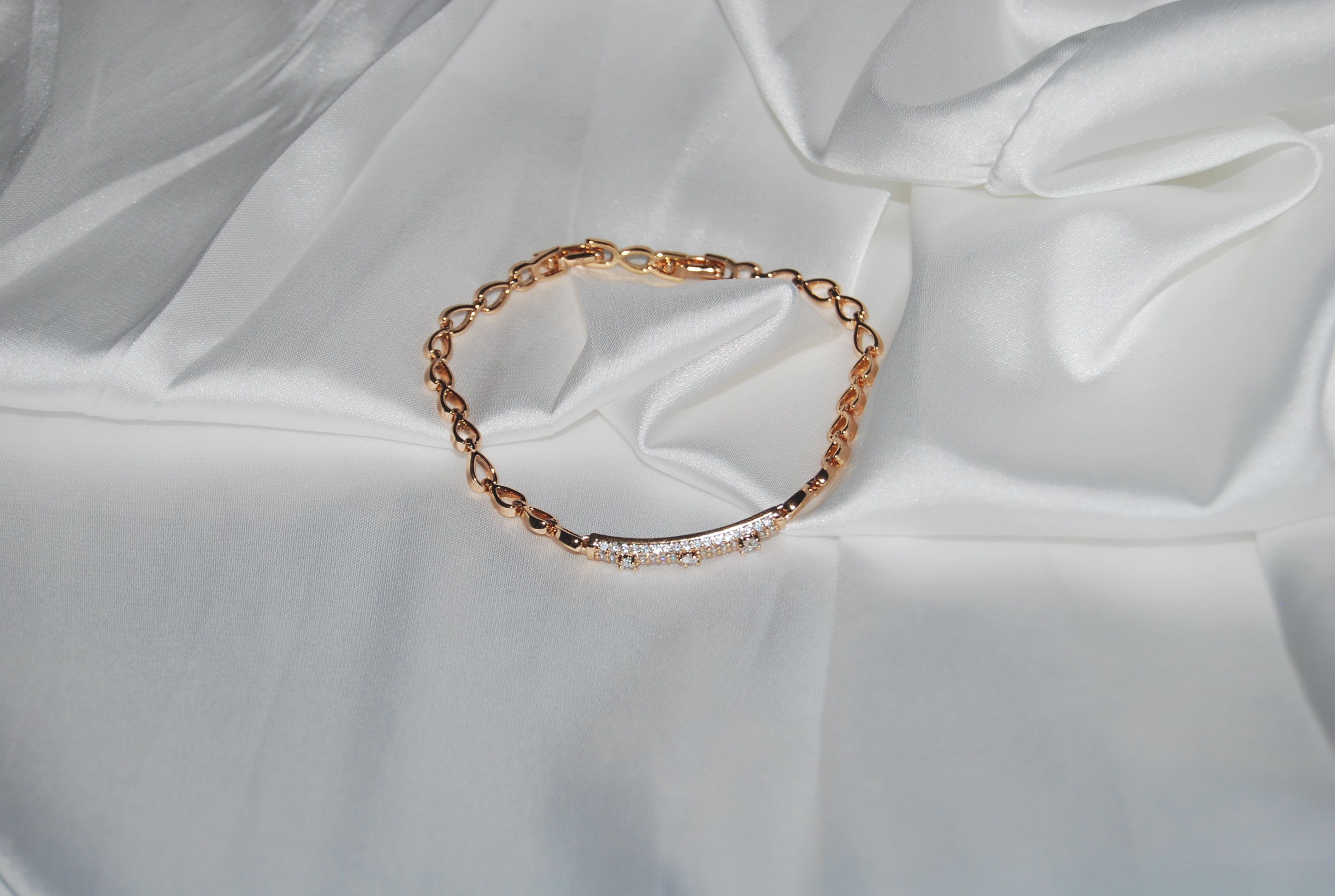 Pulseira dourada com corrente de corações e zircónias
