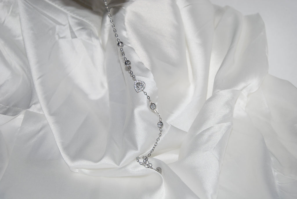 Pulseira prateada com coração de zircónias