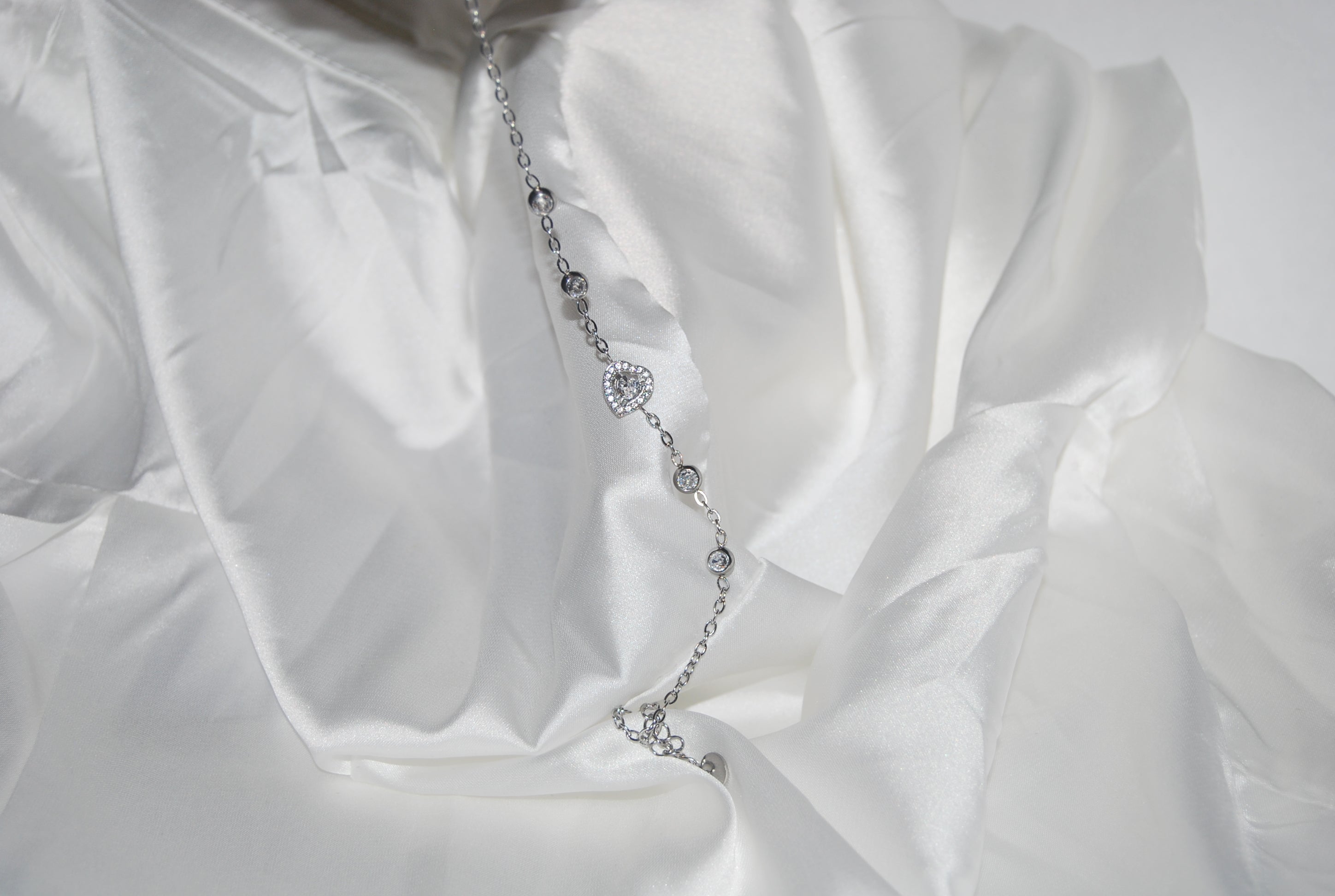 Pulseira prateada com coração de zircónias