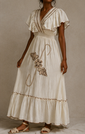 Vestido Longo Bege com Bordados Florais e Folhos