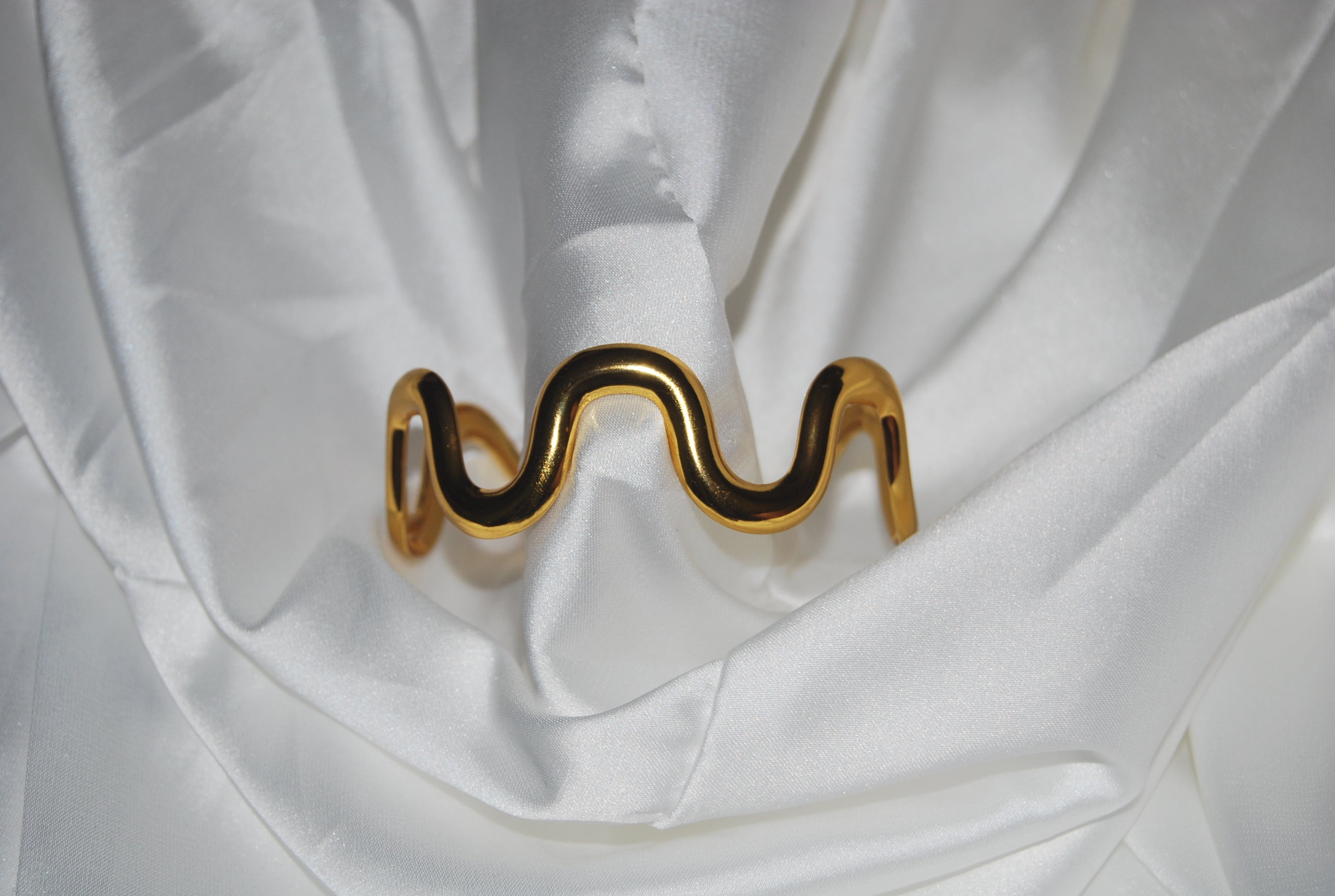 Bracelete Rígida Dourada Ondulada