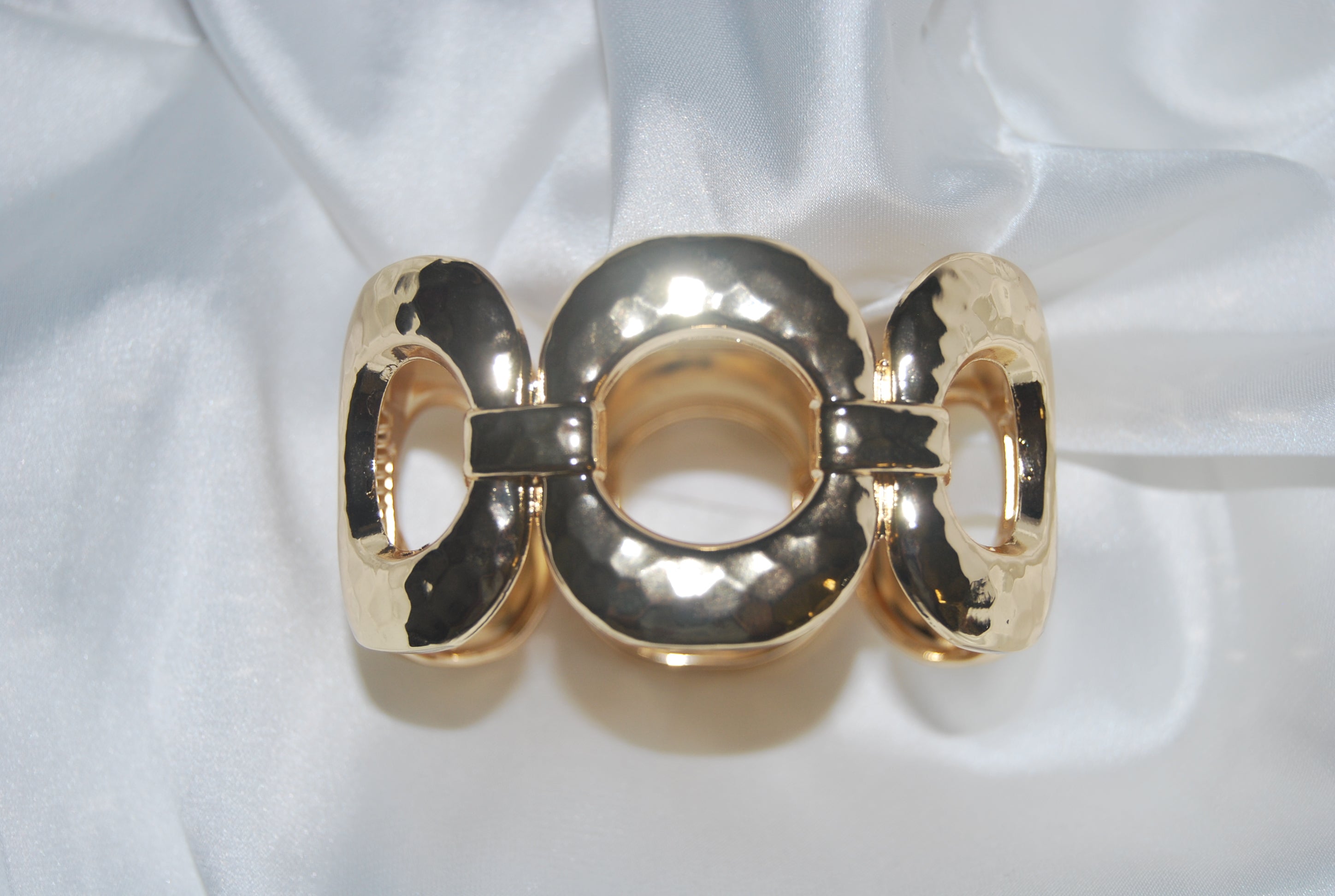 Pulseira dourada de elos ovais vazados