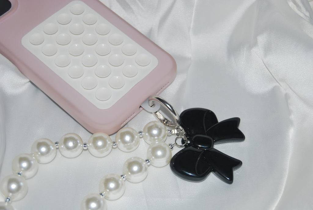Chaveiro Rosé Pearl Bow — chaveiro com pérolas e laço rosa.