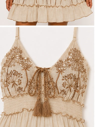 Vestido Curto Boho Bordado com Lantejoulas — vista posterior