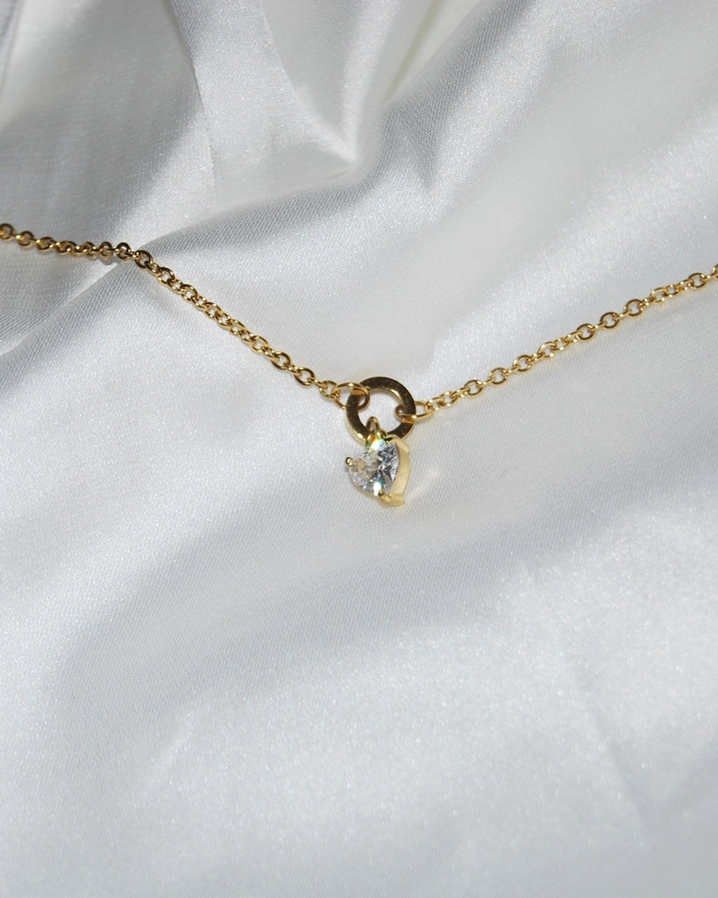 Pulseira com círculo e coração pendente