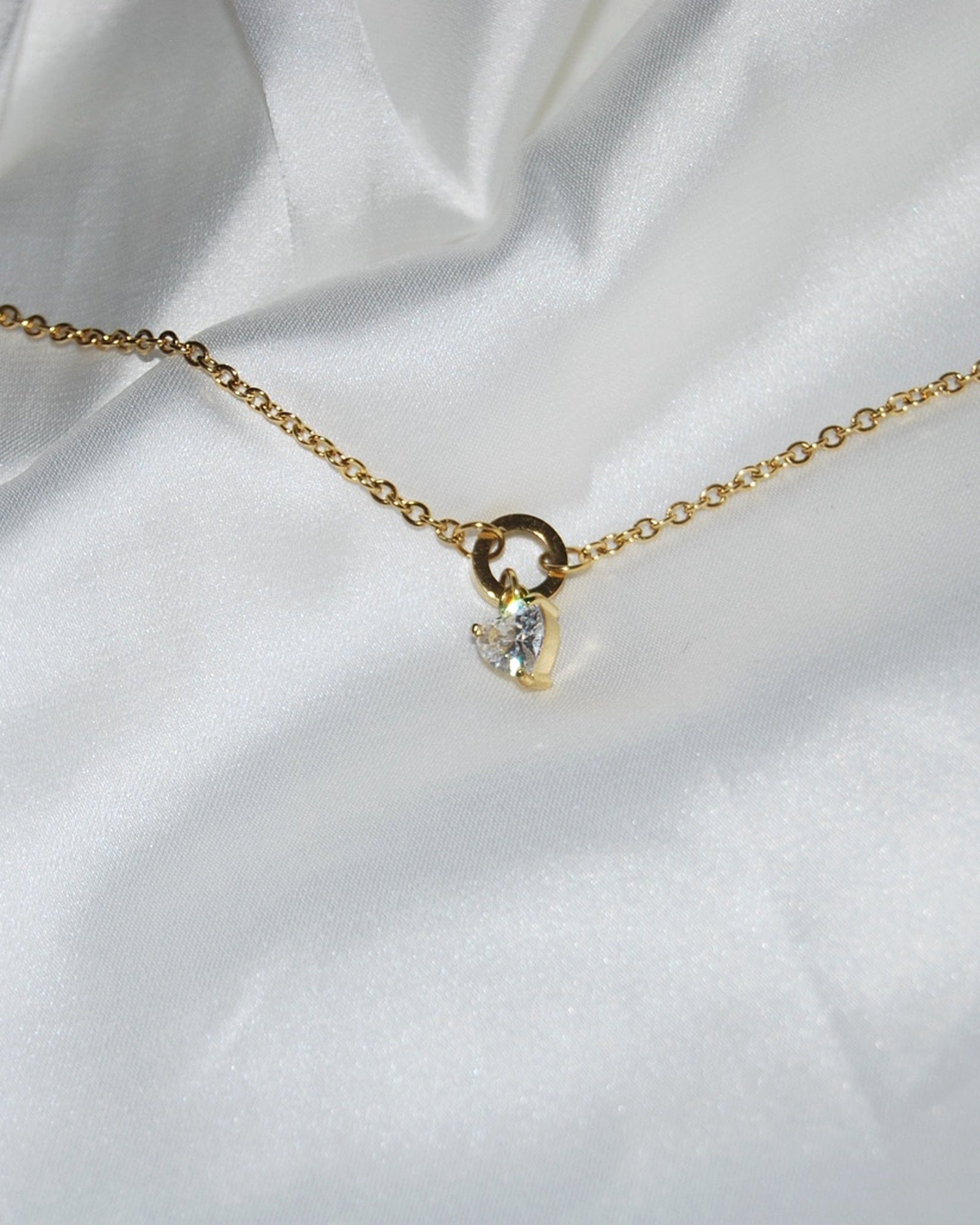 Pulseira com círculo e coração pendente