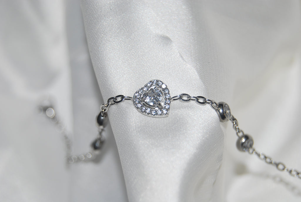 Pulseira prateada com coração de zircónias