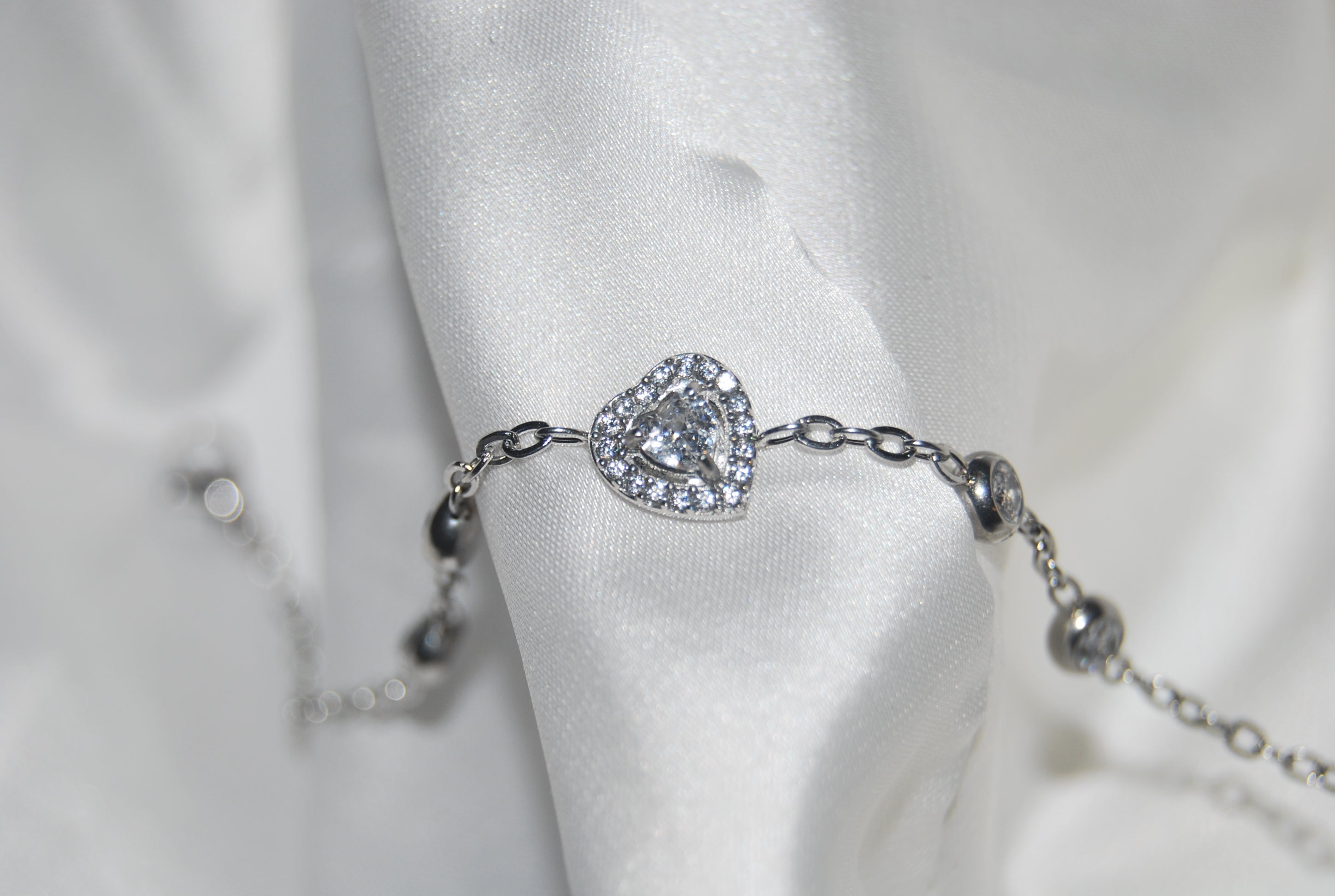 Pulseira prateada com coração de zircónias
