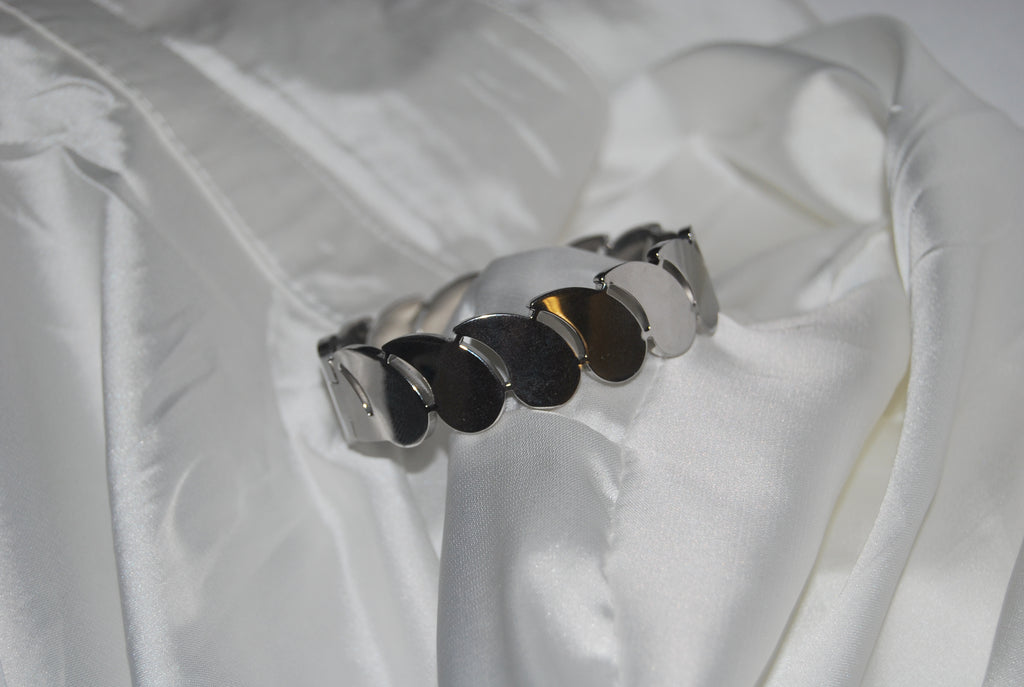 Pulseira prateada com elos em forma de folha/escama