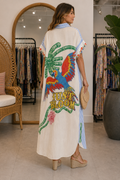 Vestido-camisa oversized tropical com papagaio e bordado JUST BLOOM visto de costas