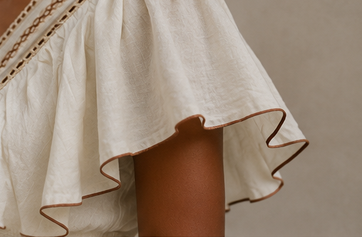 Vestido Longo Bege com Bordados Florais e Folhos — vista complementar