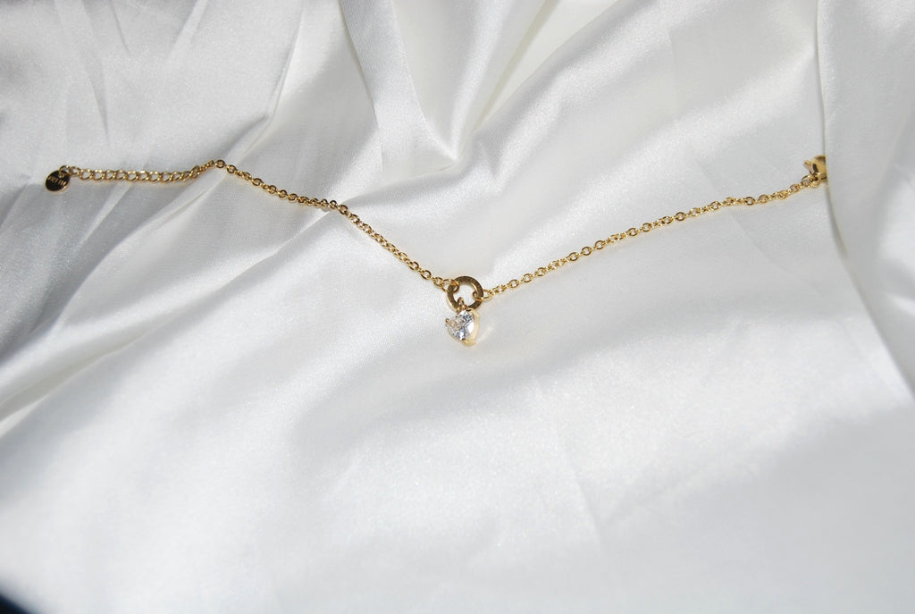 Pulseira com círculo e coração pendente