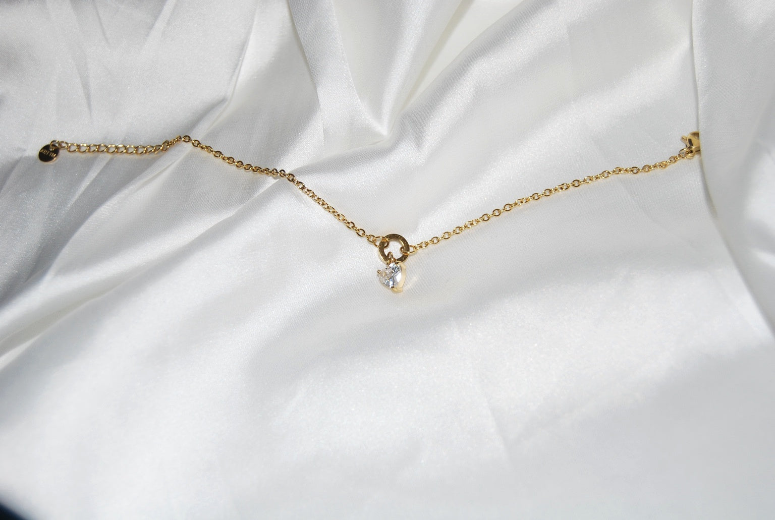 Pulseira com círculo e coração pendente