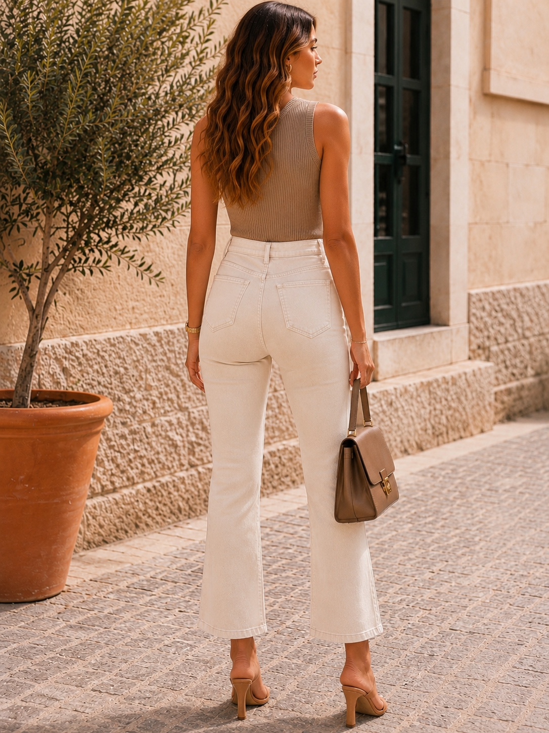 Push-up trousers that enhance the figure, in green and beige.