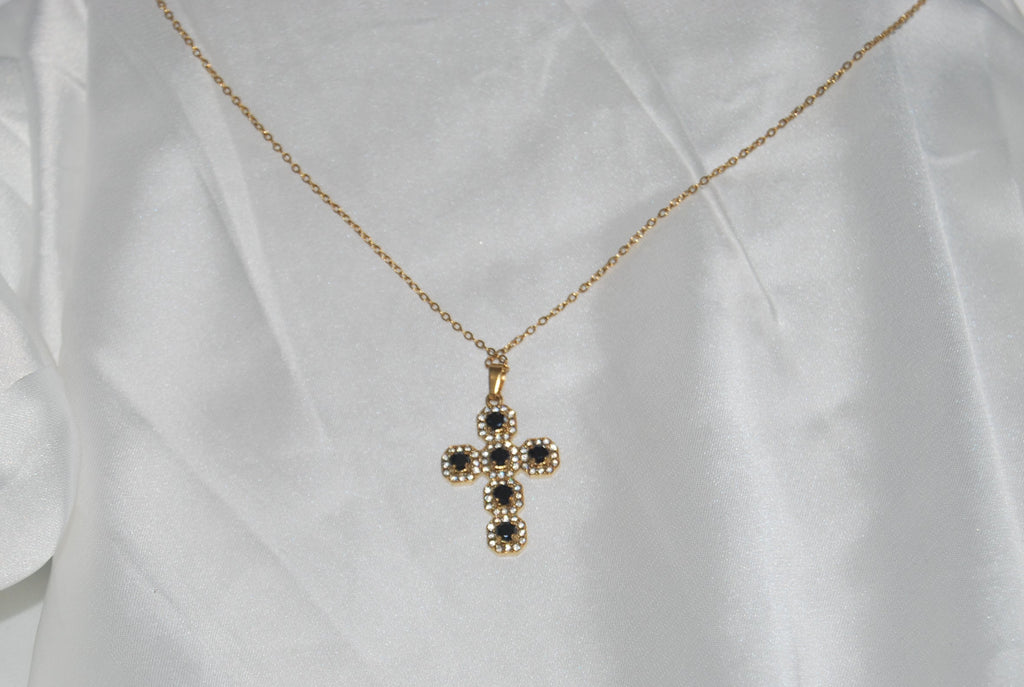 Colar dourado com cruz cravejada de zircónias escuras