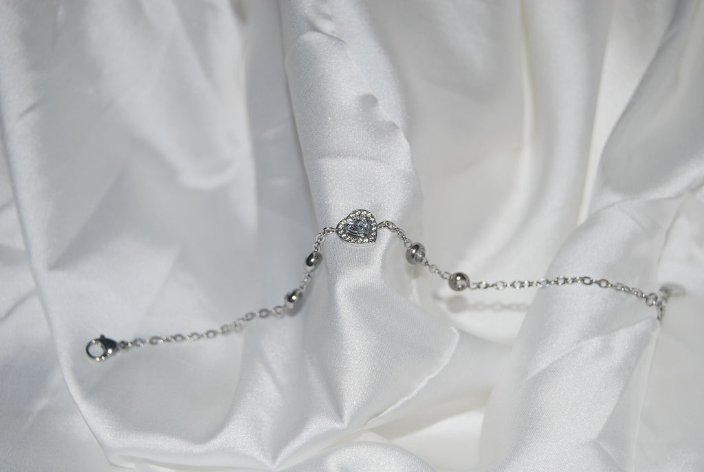 Pulseira prateada com coração de zircónias