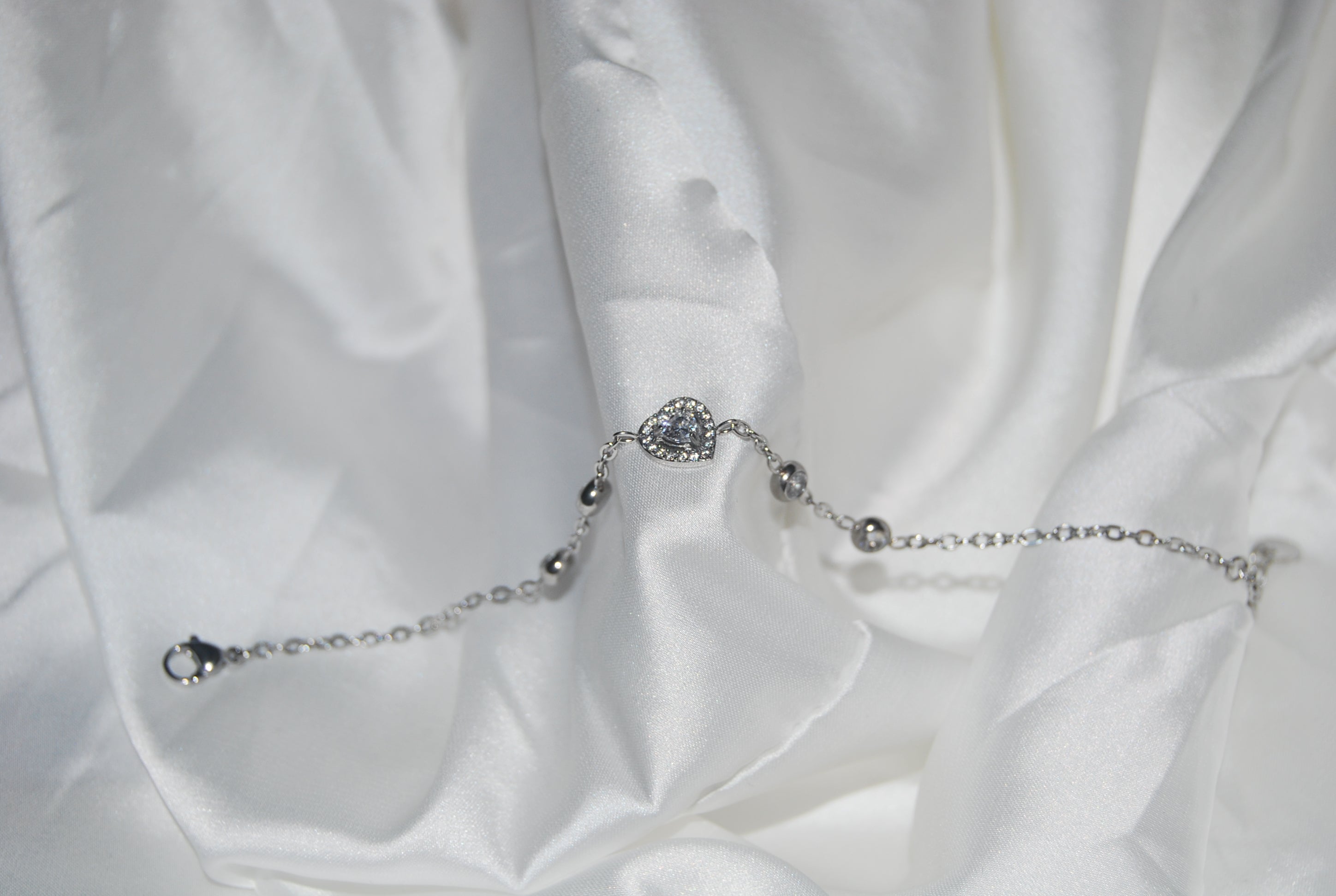 Pulseira prateada com coração de zircónias