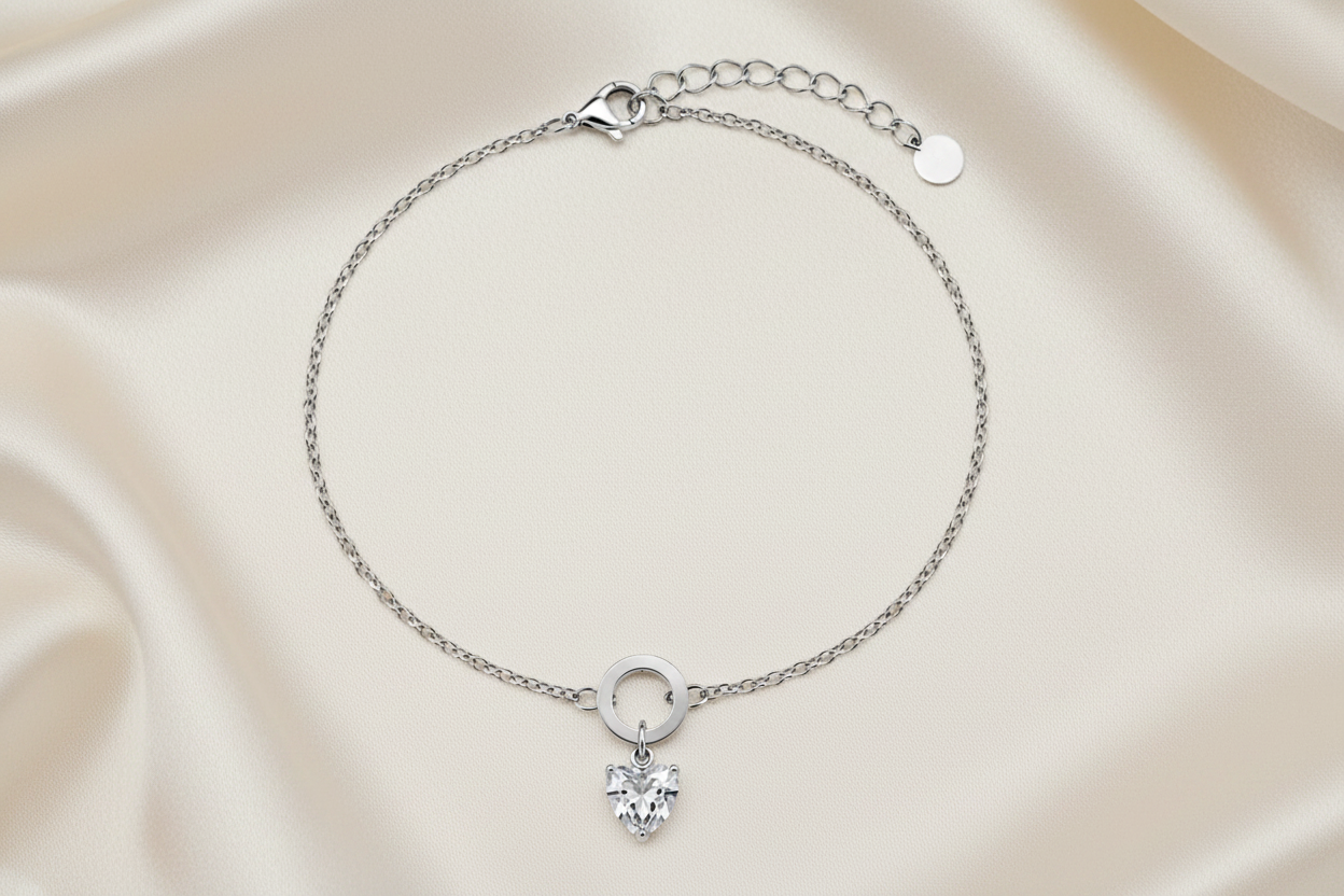 Pulseira com círculo e coração pendente