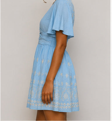 Vestido Azul-Bebé com Bordados Bege — silhueta e corte