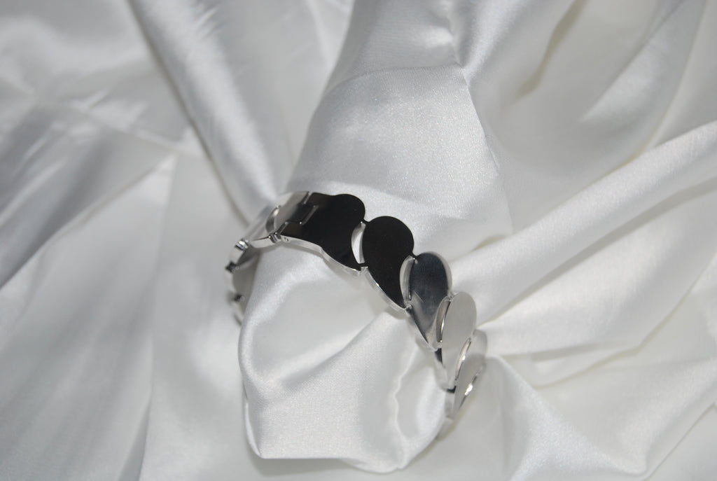 Pulseira prateada com elos em forma de folha/escama