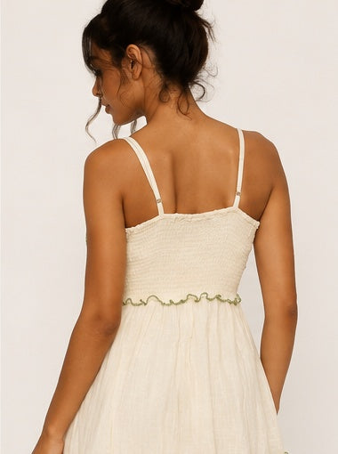 Vestido Curto Boho Bordado com Lantejoulas — apresentação editorial