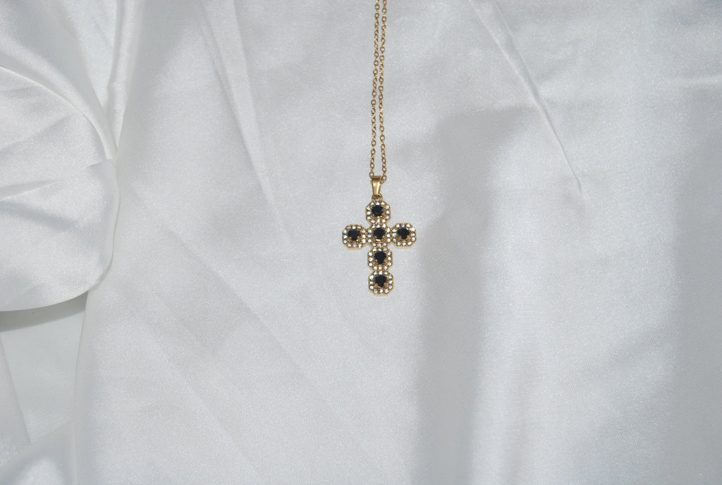 Colar dourado com cruz cravejada de zircónias escuras