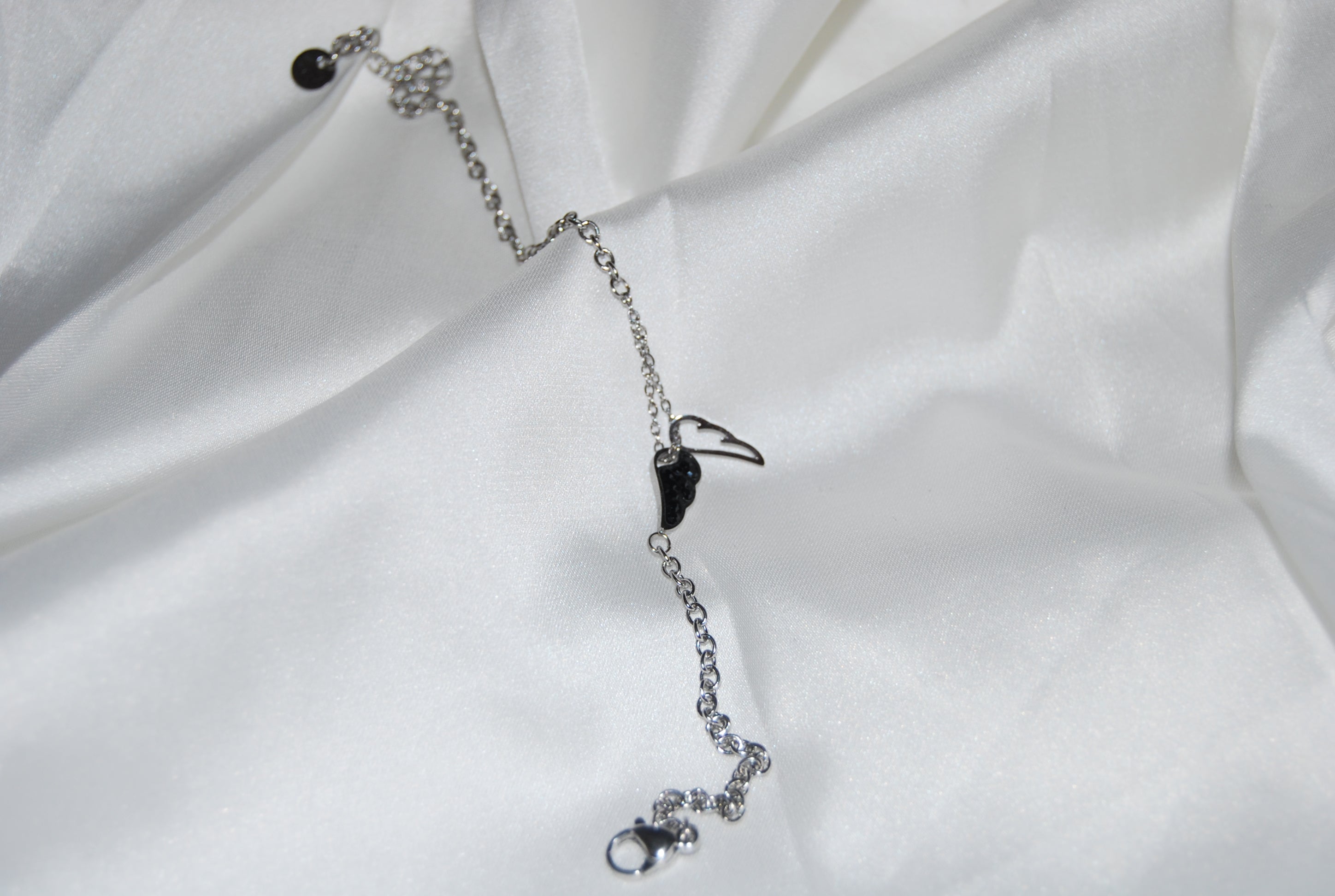 Pulseira com asas e zircónias pretas