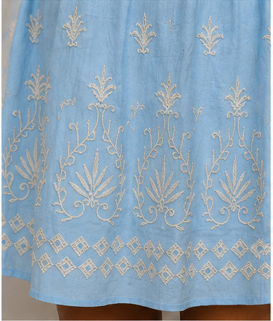 Vestido Azul-Bebé com Bordados Bege — vista complementar