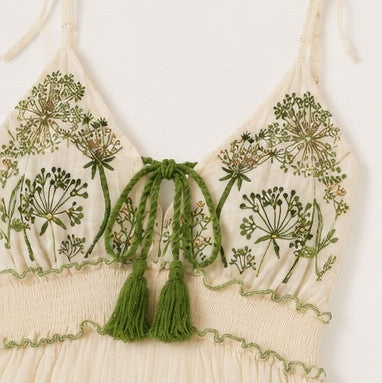 Vestido Curto Boho Bordado com Lantejoulas — cor e acabamento
