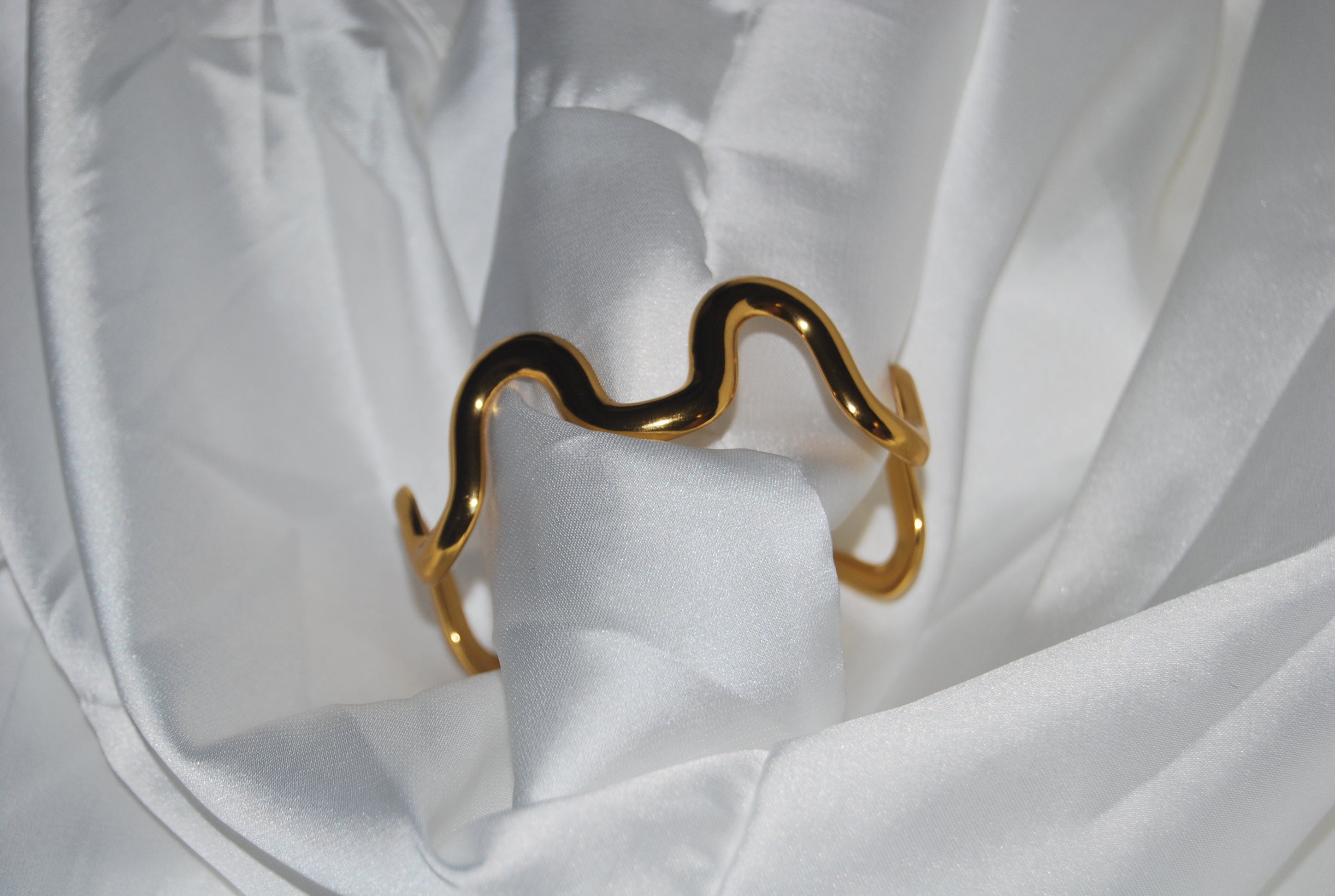 Bracelete Rígida Dourada Ondulada