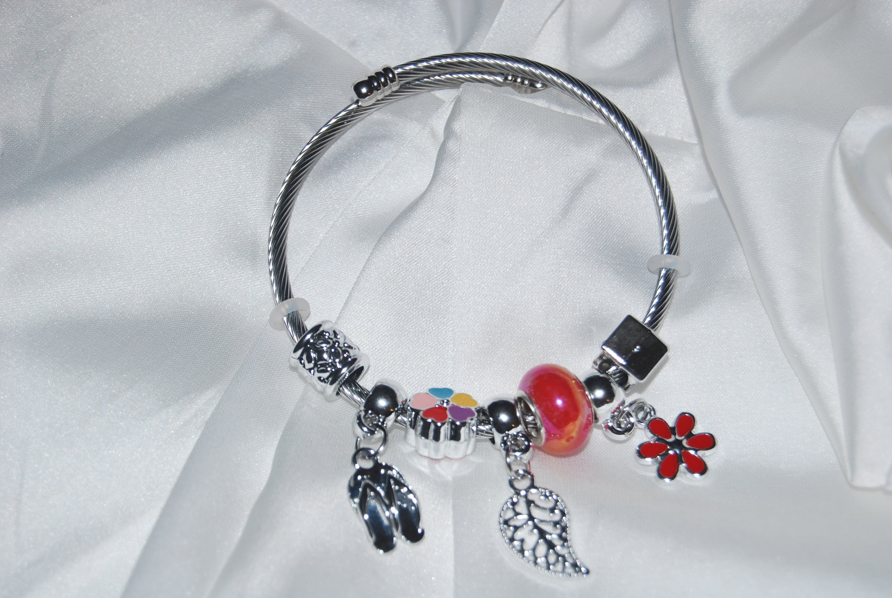 Pulseira de Berloques com Charms Coloridos