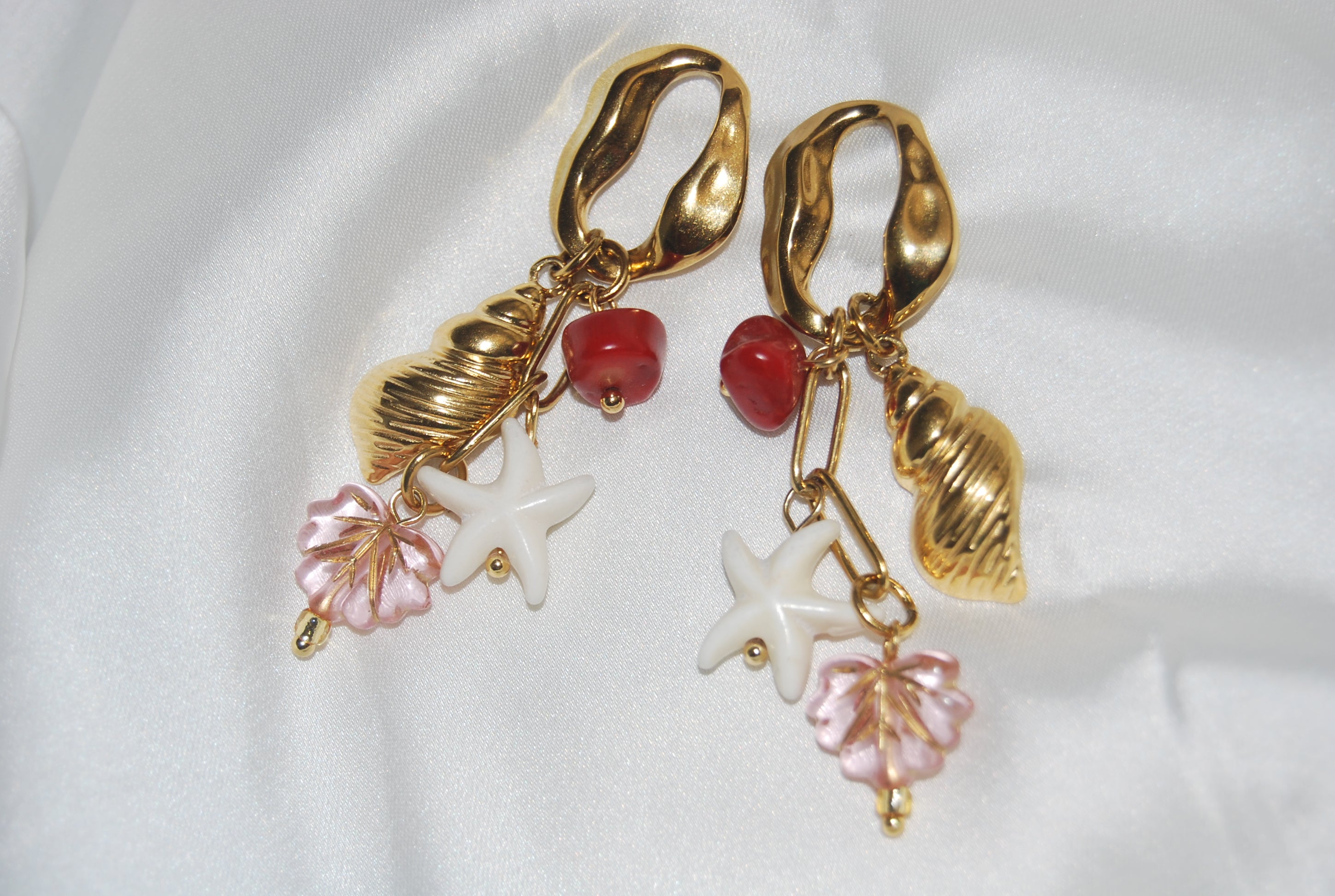 Brincos praia dourados com estrela-do-mar, búzio, concha, coral vermelho e pendente rosa