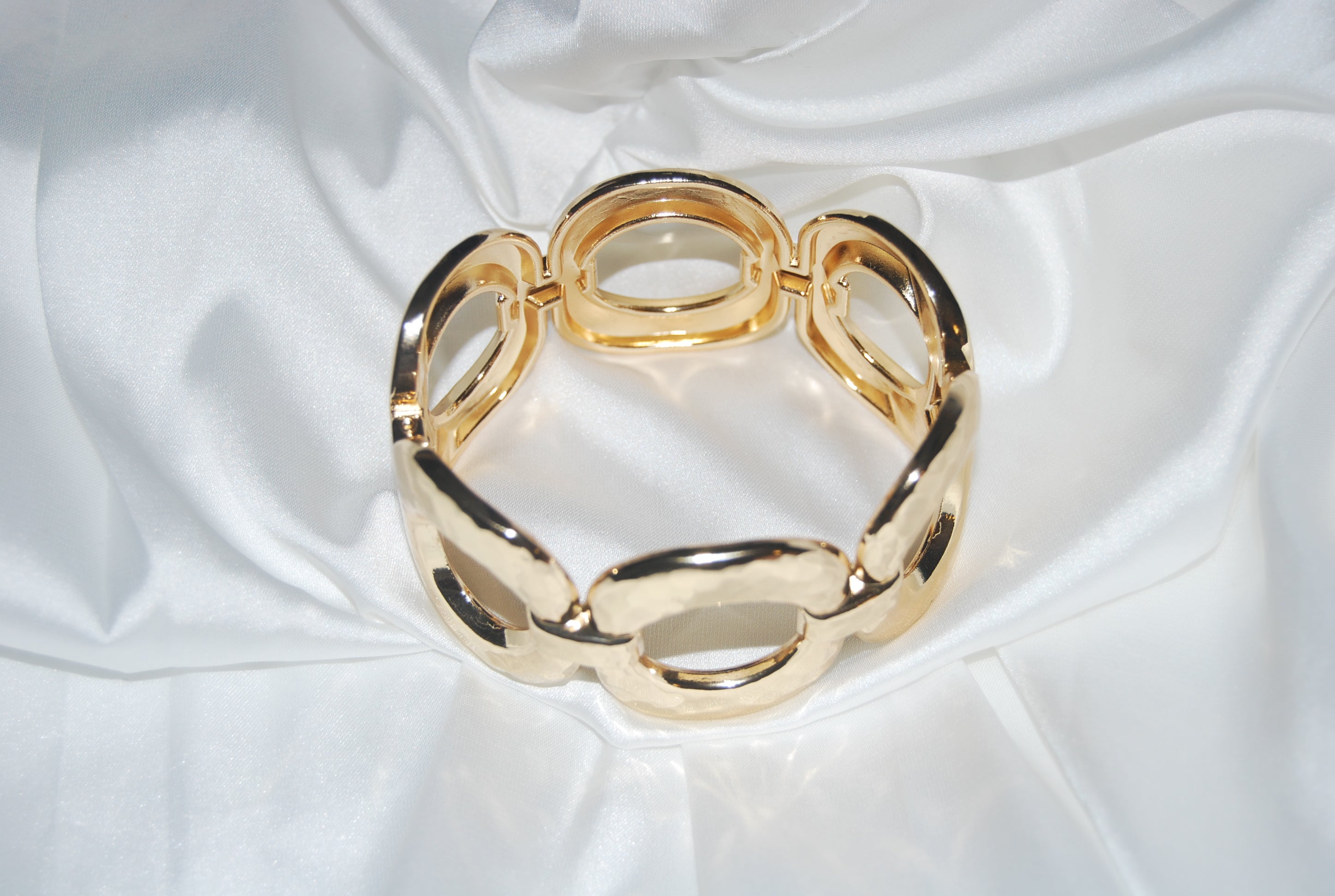 Pulseira dourada de elos ovais vazados