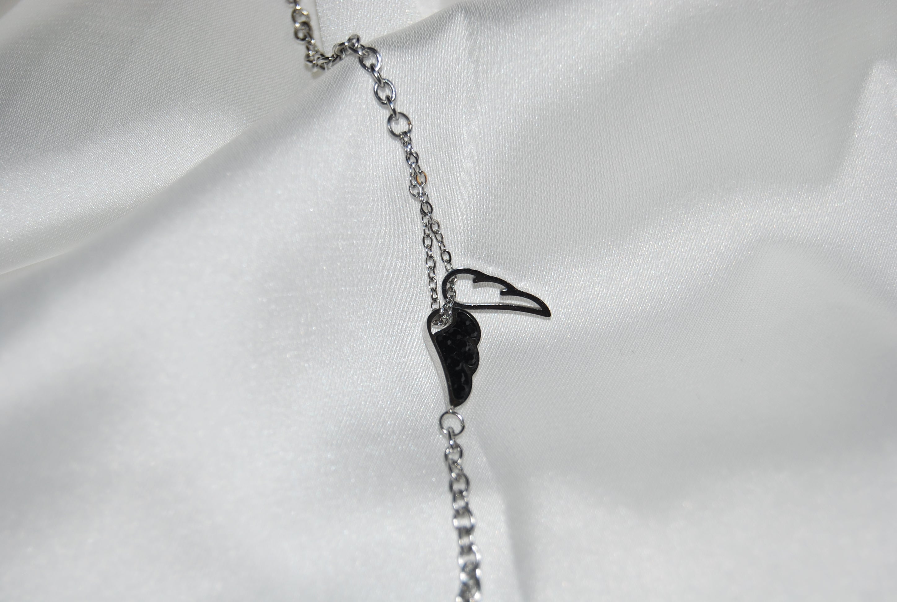 Pulseira com asas e zircónias pretas