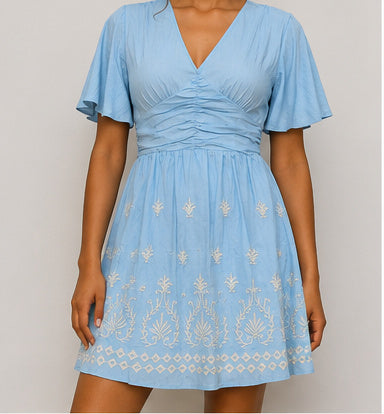 Vestido Azul-Bebé com Bordados Bege — apresentação editorial