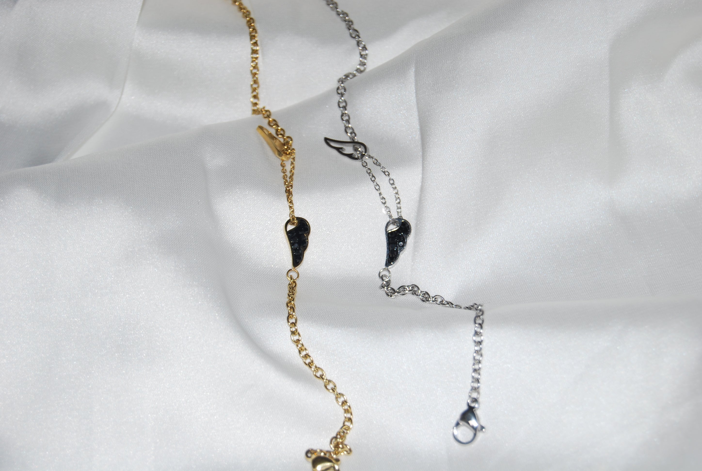 Pulseira com asas e zircónias pretas