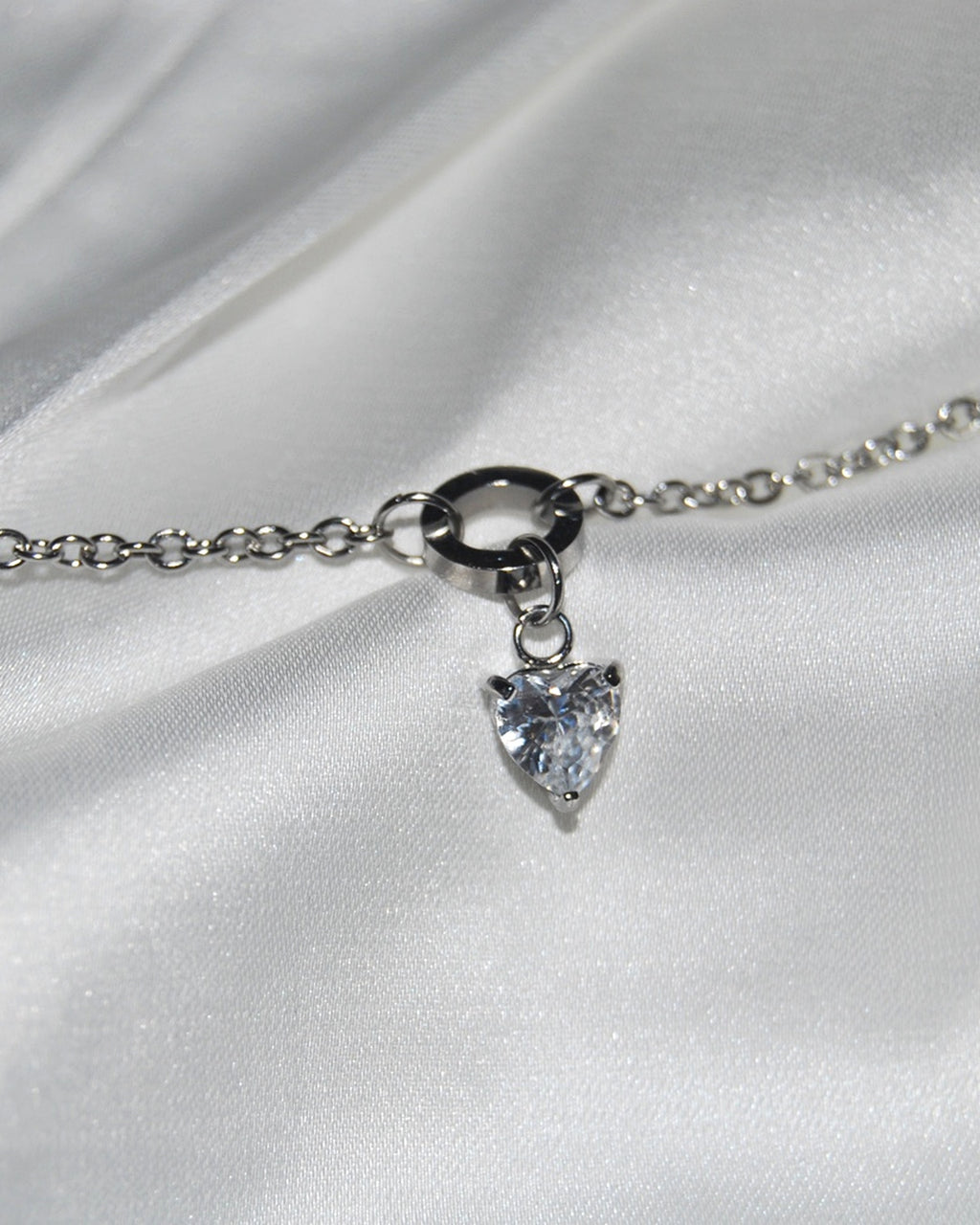Pulseira com círculo e coração pendente
