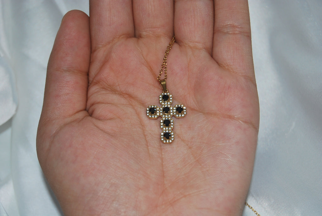 Colar dourado com cruz cravejada de zircónias escuras