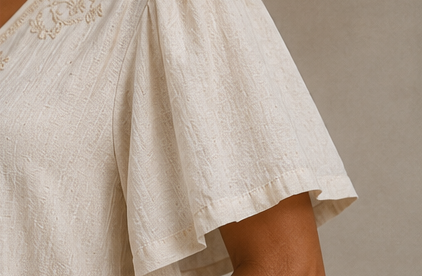 Vestido Curto Cru Boho com Bordados Florais — detalhes da peça
