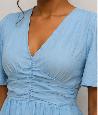 Vestido Azul-Bebé com Bordados Bege — detalhes da peça