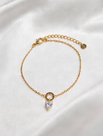 Pulseira com círculo e coração pendente